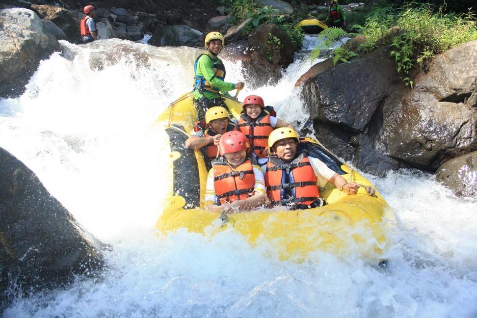 outboundliving, theoutbound, outbound malang, outbound jatim, outbound malang jatim, rafting pacet, rafting pacet mojokerto, keseruan rafting pacet, provider outbound pacet, tips aman rafting